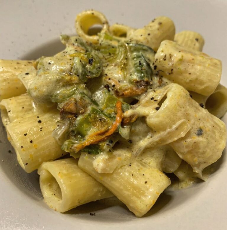 Mezze maniche cremose ai fiori di zucca: il piatto che trasforma un frigo dimenticato in poesia 
