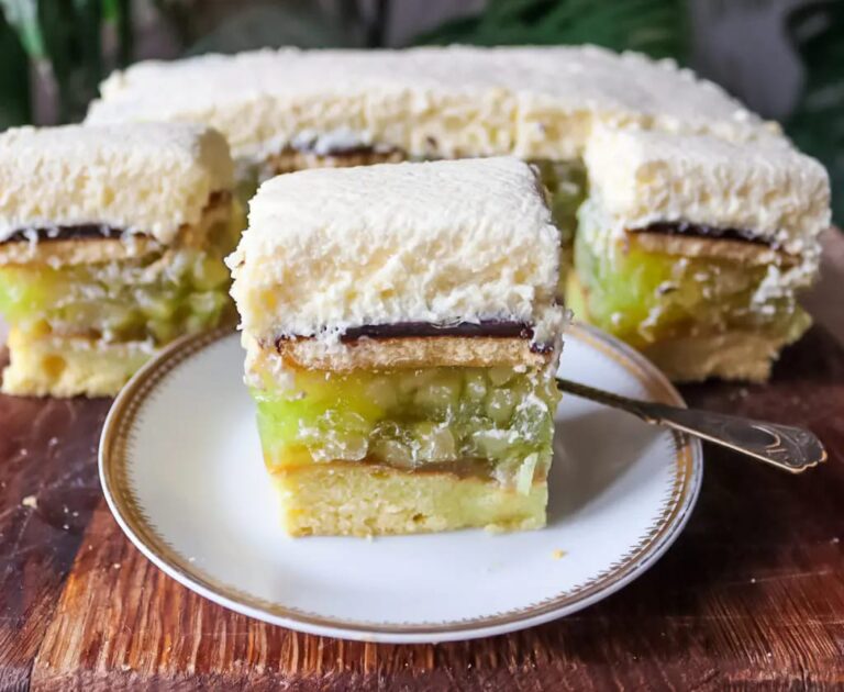 Crostata di mele con un tocco di originalità: torta di mele arrostite, dolcetti e crema al mascarpone
