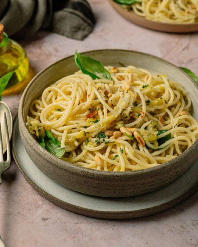 Pasta cremosa con zucchine, limone e basilico: freschezza mediterranea in tavola