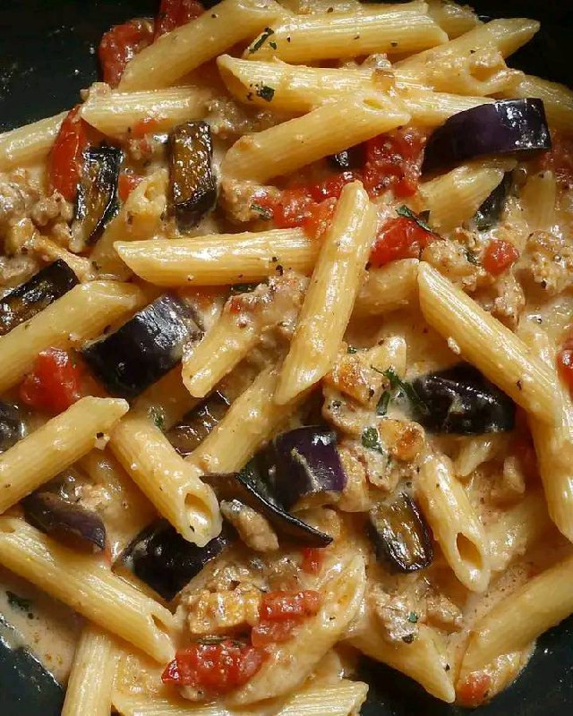 Penne con salsiccia e melanzane: un primo piatto rustico e irresistibile”