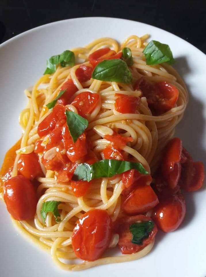 Spaghetti ai Pomodorini e Basilico: La Magia della Semplicità in Cucina”