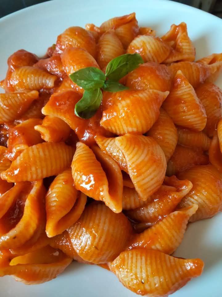 Conchiglie al Pomodoro: il Primo Piatto Semplice che Conquista con un Tocco di Formaggio