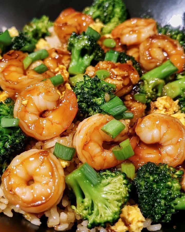 Certo! Ecco la ricetta completa del pollo e gamberi teriyaki con broccoli e riso fritto: