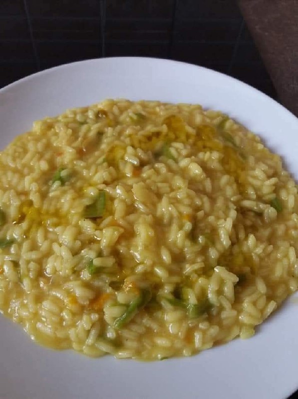 Risotto ai Fiori di Zucca e Zafferano: un Primo Delicato e Raffinato
