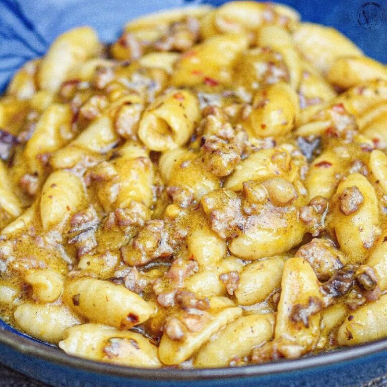 Cavatelli alla Crema di Zucca con Olive Nere e Salsiccia: Un Piatto Rustico dal Cuore Mediterraneo