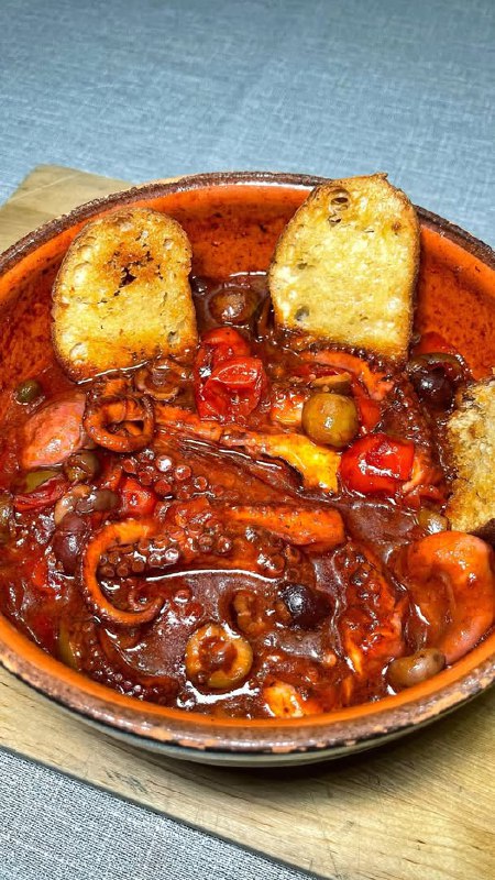 Polpo alla Luciana: la ricetta napoletana che profuma di mare e tradizione! 