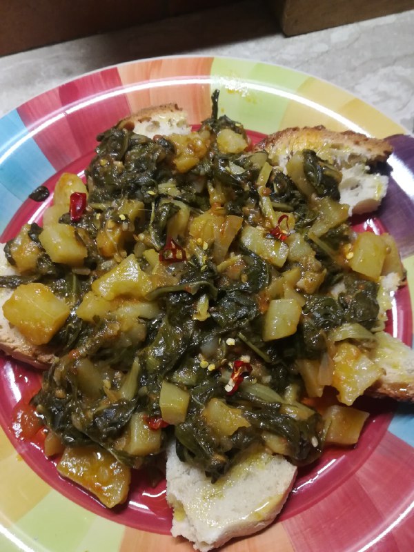 Zuppa rustica di bietole e patate con pane croccante e pecorino 