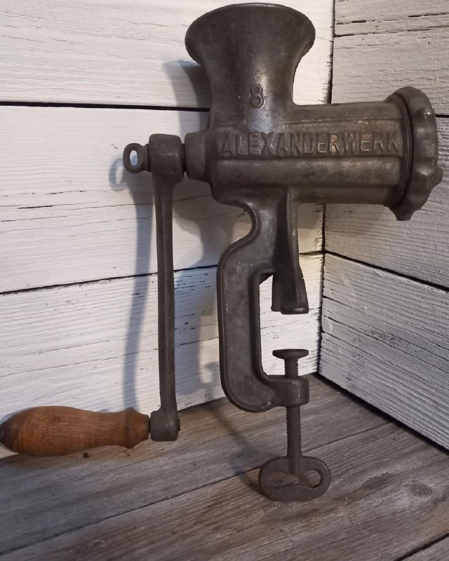 Mistero in negozio: un oggetto antico affascina gli internauti... Riuscite a identificarlo?