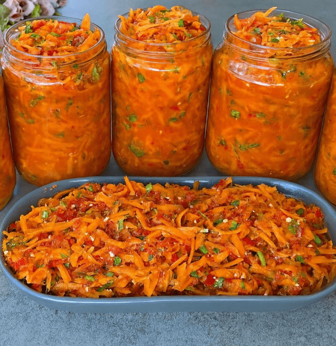 Non c’è bisogno di bollirlo. Chiunque lo provi chiede la ricetta. Anche se ne fai 100 barattoli, non è mai abbastanza. Incredibilmente delizioso!