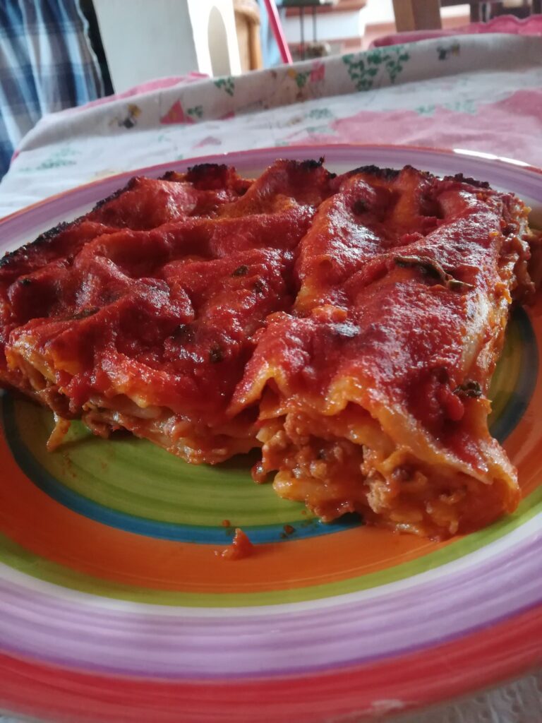 “Sua Maestà la Lasagna Napoletana: il trionfo del ragù e del fiordilatte”