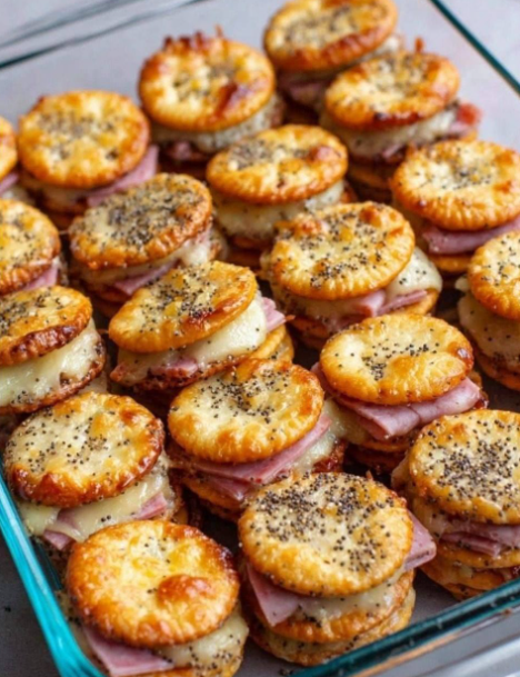 "Oh mio Dio!! Li ho preparati per la festa di compleanno di mio figlio e a quanto pare non ne ho fatti abbastanza. Sono finiti in pochi minuti, davvero. Che delizia! Sarebbero ottimi anche con il cheddar.