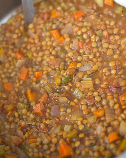 Come preparare la zuppa di cavolo nero e lenticchie: un piatto nutriente e completo