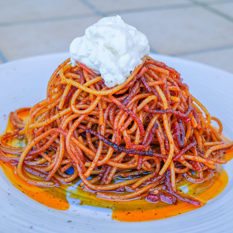 Spaghetti all’Assassina: il Lato Oscuro e Croccante della Pasta