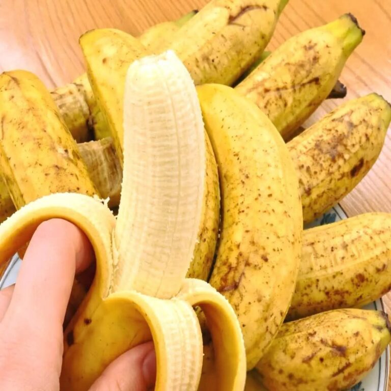 Se hai più di 50 anni, mangiare una banana al giorno potrebbe fare bene alla tua salute.