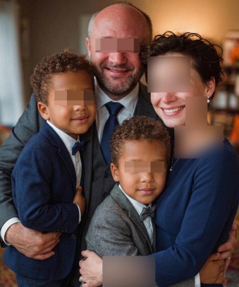 Mio marito ha insistito per mesi affinché adottassimo due gemelli di 4 anni, in modo da poter formare una vera famiglia; quando ho sentito per caso il suo vero motivo, ho fatto le valigie.