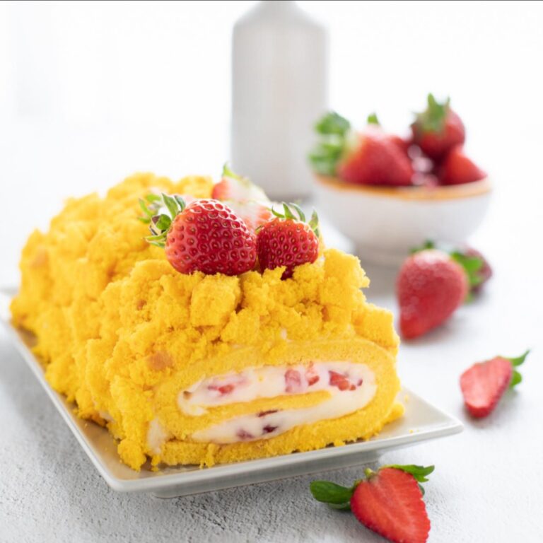 Rotolo di fragole e mimosa