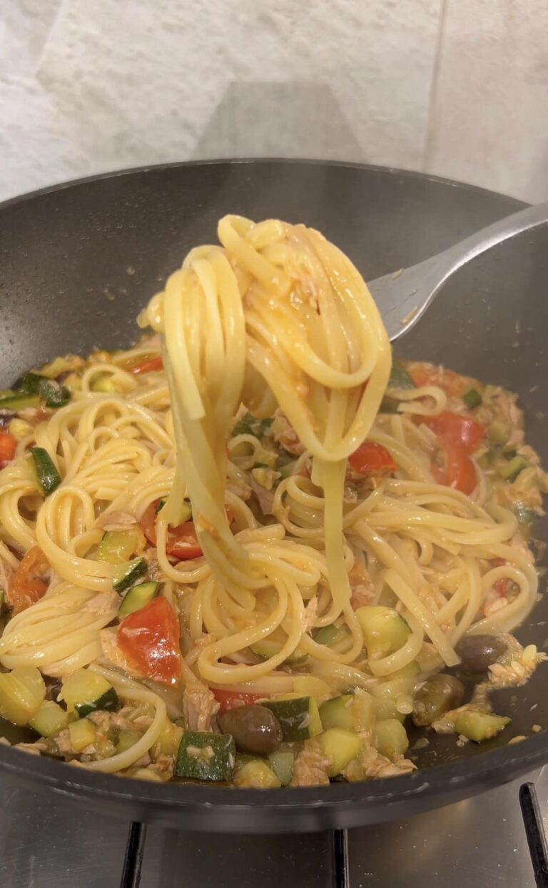 Linguine con tonno, zucchine e pomodorini