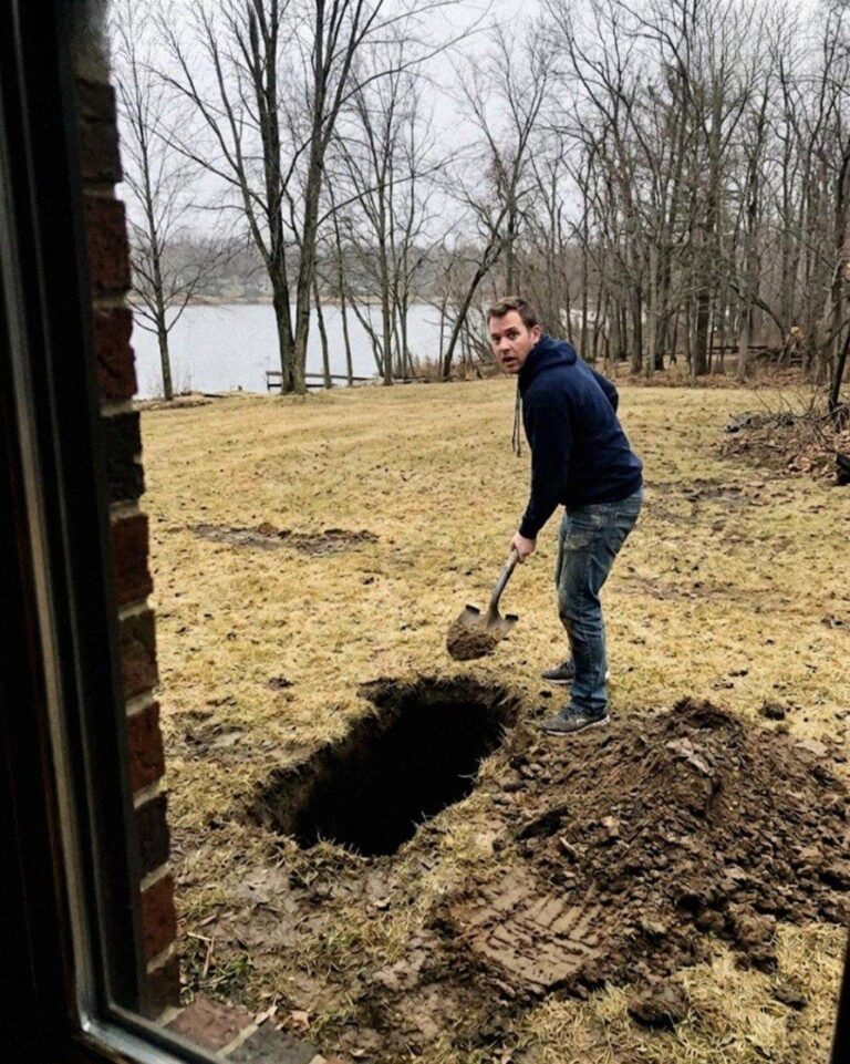 Pensavo che mio marito e mia figlia di 7 anni stessero facendo un giro sulle tazze rotanti a Disneyland, invece l'ho visto scavare qualcosa nel terreno dietro la nostra casa sul lago.
