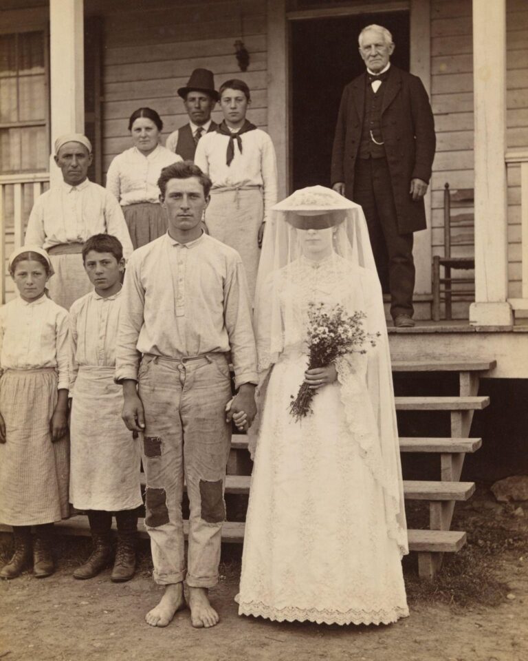 Suo padre diede in sposa la figlia, cieca dalla nascita, a un mendicante, e ciò che accadde dopo sconvolse molti. Zainab non aveva mai visto il mondo, ma ne percepiva la crudeltà a ogni respiro. Era nata cieca in una famiglia che dava valore alla bellezza sopra ogni altra cosa. Le sue due sorelle erano ammirate per i loro occhi penetranti e le loro figure aggraziate, mentre Zainab era trattata come un peso: un segreto vergognoso nascosto dietro porte chiuse. Sua madre morì quando lei aveva solo cinque anni, e da quel momento suo padre cambiò. Divenne amareggiato, risentito e crudele, soprattutto con lei. Non la chiamava mai per nome. La chiamava "quella cosa". Non la voleva a tavola durante i pasti in famiglia, né fuori quando arrivavano gli ospiti. Credeva che fosse maledetta, e quando lei compì ventun anni, prese una decisione che avrebbe frantumato quel poco che restava del suo cuore già spezzato. Una mattina, entrò nella sua piccola stanza, dove lei sedeva in silenzio, scorrendo le dita sulle pagine consumate di un libro in braille, e le lasciò cadere un pezzo di stoffa piegato in grembo. «Ti sposi domani», disse lui con tono piatto. Lei si bloccò. Quelle parole non avevano senso. Sposarsi? Con chi? «È un mendicante della moschea», continuò suo padre. «Tu sei cieca. Lui è povero. Un'accoppiata perfetta». Sentì il sangue defluire dal viso. Avrebbe voluto urlare, ma non le uscì alcun suono. Non aveva scelta. Suo padre non gliel'aveva mai lasciata. Il giorno dopo, si sposò con una cerimonia frettolosa e modesta. Non vide mai il suo volto, ovviamente, e nessuno glielo descrisse. Suo padre la spinse verso l'uomo e le disse di prendergli il braccio. Lei obbedì come un fantasma nel suo stesso corpo. La gente ridacchiò. «La ragazza cieca e il mendicante». Dopo la cerimonia, suo padre le porse una piccola borsa con dei vestiti e la spinse di nuovo verso l'uomo. «Ora è un tuo problema», disse, allontanandosi senza voltarsi indietro. Il mendicante, che si chiamava Yusha, la condusse in silenzio lungo la strada. Non parlò per un lungo periodo. Arrivarono a una piccola capanna fatiscente alla periferia del villaggio. Odorava di terra umida e fumo. "Non è niente di speciale", disse Yusha dolcemente. "Ma qui sarai al sicuro." Si sedette sulla vecchia stuoia all'interno, trattenendo a stento le lacrime. Questa era la sua vita ora: una ragazza cieca sposata con un mendicante, che viveva in una capanna di fango e si aggrappava a una fragile speranza. Ma qualcosa di strano accadde quella prima notte. Yusha le preparò il tè con mani attente e gentili. Le diede la sua coperta e dormì vicino alla porta, come un cane da guardia che protegge la sua regina. Le parlava come se gli importasse: le chiedeva quali storie le piacessero, quali sogni facesse, quali cibi la facessero sorridere. Nessuno le aveva mai fatto quelle domande prima. I giorni si trasformarono in settimane. Ogni mattina, Yusha la accompagnava al fiume, descrivendole il sole, gli uccelli,Gli alberi erano descritti con una tale poesia che lei iniziò a sentire di poterli vedere attraverso le sue parole. Lui le cantava mentre lei faceva il bucato e di notte le raccontava storie di stelle e terre lontane. Lei rise per la prima volta dopo anni. Il suo cuore iniziò ad aprirsi lentamente. E in quella strana piccola capanna, accadde qualcosa di inaspettato: Zainab si innamorò. Un pomeriggio, mentre allungava la mano per prendergli la sua, gli chiese dolcemente: "Sei sempre stato un mendicante?". Lui esitò. Poi disse a bassa voce: "Non sempre". Ma non disse altro. E lei non insistette. Finché un giorno. Andò al mercato da sola a comprare le verdure. Yusha le aveva dato istruzioni precise e lei aveva memorizzato ogni passo. Ma a metà strada, qualcuno le afferrò violentemente il braccio. "Topo cieco!" sputò una voce. Era sua sorella, Aminah. "Sei ancora viva? Fai ancora la parte della moglie del mendicante?". Zainab sentì le lacrime affiorare, ma rimase in piedi. "Sono felice", disse. Aminah rise crudelmente. "Non sai nemmeno chi è. Non vale niente. Proprio come te." Poi le sussurrò qualcosa che la sconvolse. "Non è un mendicante, Zainab. Ti hanno mentito." Zainab tornò a casa barcollando, confusa e scossa. Aspettò fino al calar della notte e, quando Yusha tornò, gli chiese di nuovo, questa volta con fermezza. "Dimmi la verità. Chi sei veramente?" Fu allora che lui si inginocchiò davanti a lei, le prese le mani e disse: "Non avresti mai dovuto saperlo. Ma non posso più mentirti." Il suo cuore batteva forte. Ciò che accade dopo cambia tutto. Metti mi piace a questo commento, poi dai un'occhiata al link.Fu allora che si inginocchiò davanti a lei, le prese le mani e disse: "Non avresti mai dovuto saperlo. Ma non posso più mentirti". Il suo cuore batteva all'impazzata. Ciò che accade dopo cambia tutto. Metti "Mi piace" a questo commento e poi clicca sul link.Fu allora che si inginocchiò davanti a lei, le prese le mani e disse: "Non avresti mai dovuto saperlo. Ma non posso più mentirti". Il suo cuore batteva all'impazzata. Ciò che accade dopo cambia tutto. Metti "Mi piace" a questo commento e poi clicca sul link.