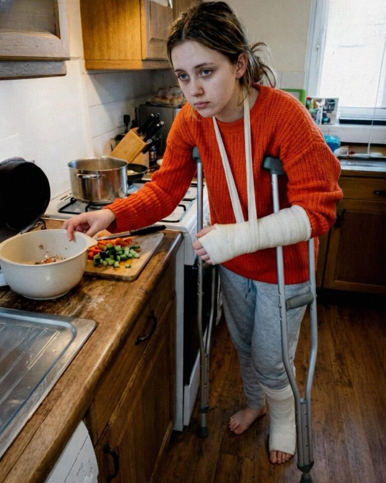 Mi sono rotto un braccio e una gamba prima che mio padre sposasse la sorella di mia madre - mi hanno comunque costretto a organizzare il matrimonio... Così la nonna si è presentata e ha lasciato un "regalo" che li ha fatti infuriare