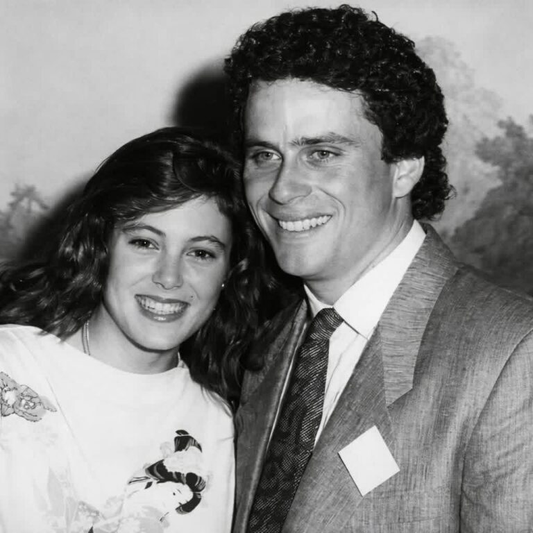 Ti ricordi di questa persona? 👀 Questa foto mostra un volto giovane che un tempo catturava l'attenzione di tutti, scattata molto prima che la fama arrivasse del tutto. 📸 Con la sua bellezza classica e la tipica atmosfera anni '80, questa immagine cattura un momento congelato nel tempo, un'epoca in cui il futuro era ancora pieno di promesse. Riesci a riconoscere questa persona? 🤔💭 👉👉 Scorri fino al primo commento per scoprire la risposta e vedere la foto di cui tutti parlano.