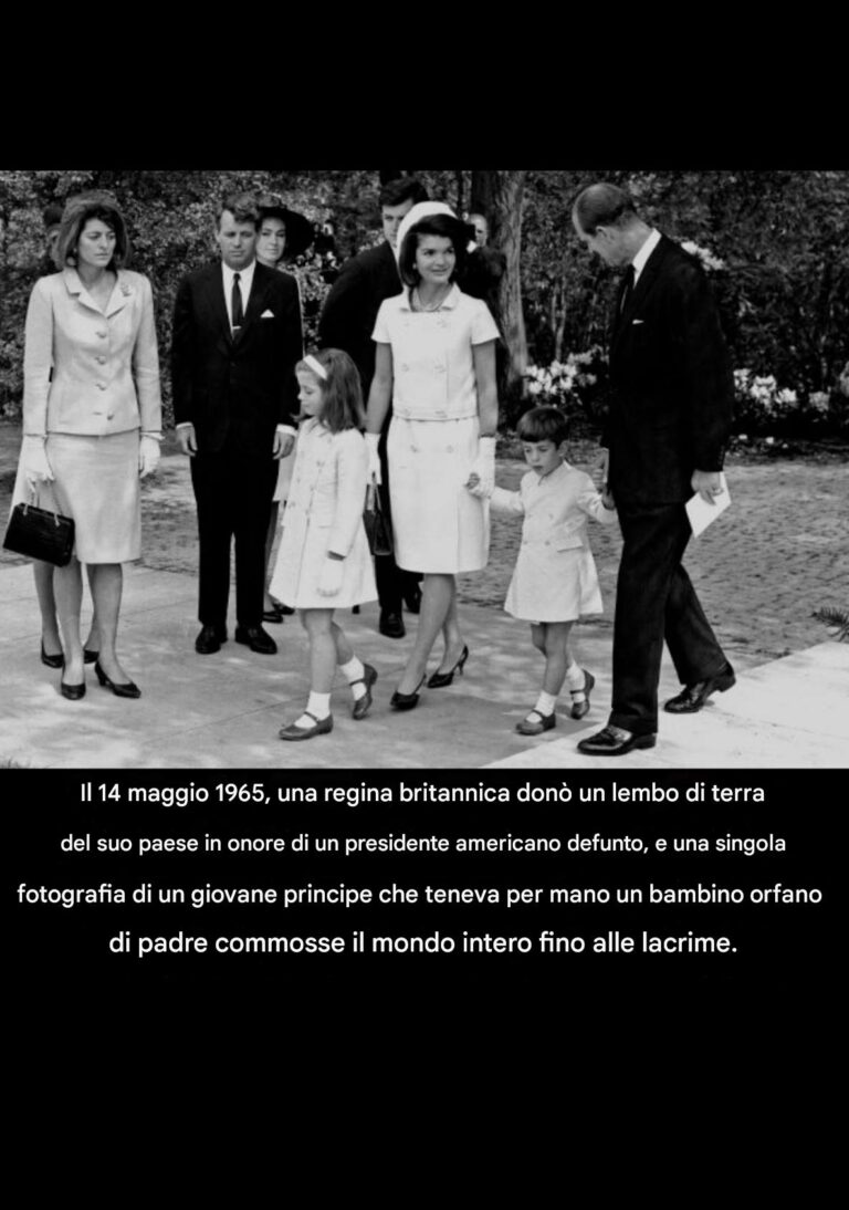 A Runnymede, il tranquillo prato sulle rive del Tamigi dove la Magna Carta fu sigillata nel 1215, la storia si è ripetuta in un pomeriggio di primavera del 1965. Lì, la regina Elisabetta II si è fermata davanti a un enorme blocco di pietra e ha fatto qualcosa che nessun monarca britannico aveva mai fatto prima 😱😱😱😱🤯 Maggiori informazioni di seguito.